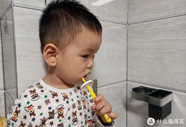 牙膏|二岁宝宝的儿童牙膏如何选择，怎样培养爱刷牙的好习惯