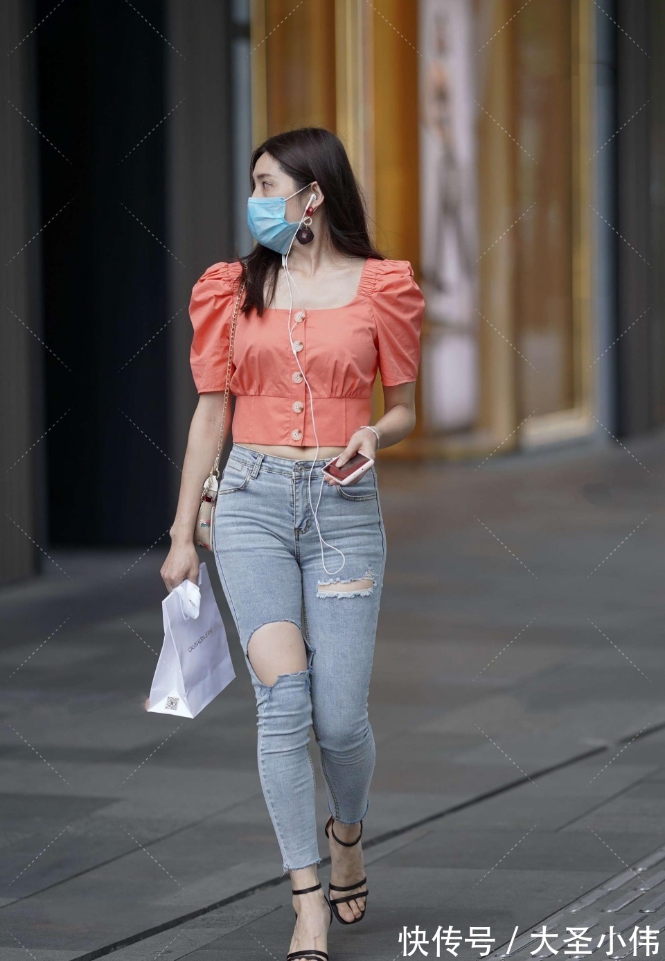 泡泡袖|美女街拍:这大长腿简直了!是所有女生都羡慕的吧,好想开法拉利带她去兜风