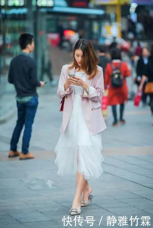 性感|街拍美女:蕾丝搭配高跟鞋,成熟中带着性感