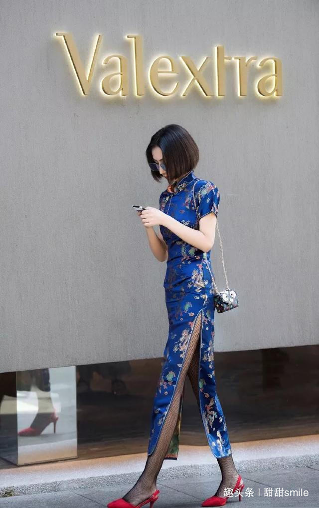 小姐姐 脚上搭配上一双一字带的高跟凉鞋,让她看上去有一种女神般的气息