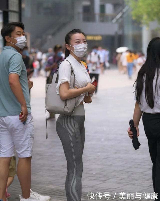 搭配 黑色紧身上衣搭配灰色宽松打底裤,高腰修身,气质温文尔雅!