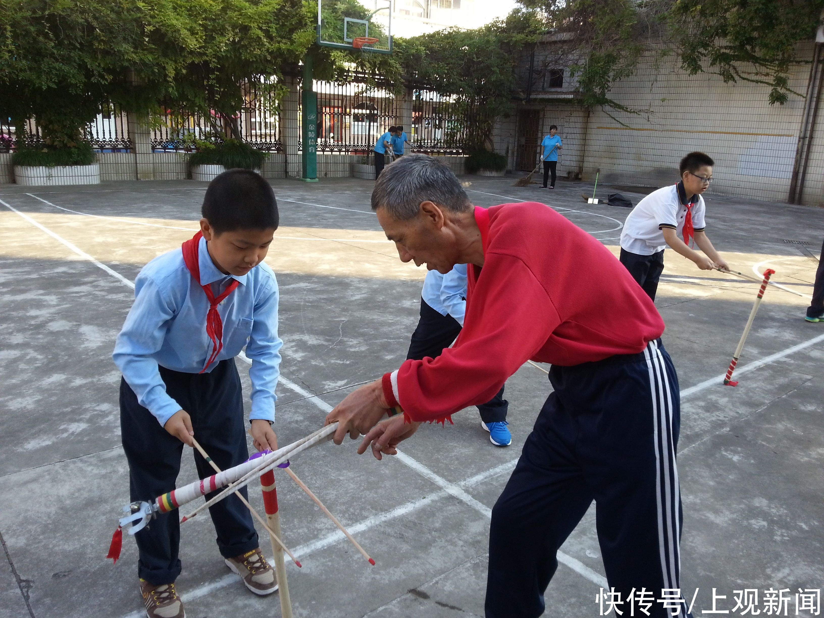  视频|视频丨打了一辈子花棍，这位七旬老人带着娃娃们摘得了全国性的“非遗进校园”奖项