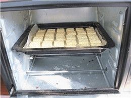 蛋黄酥饼干的家常做法，吃得停不下来！