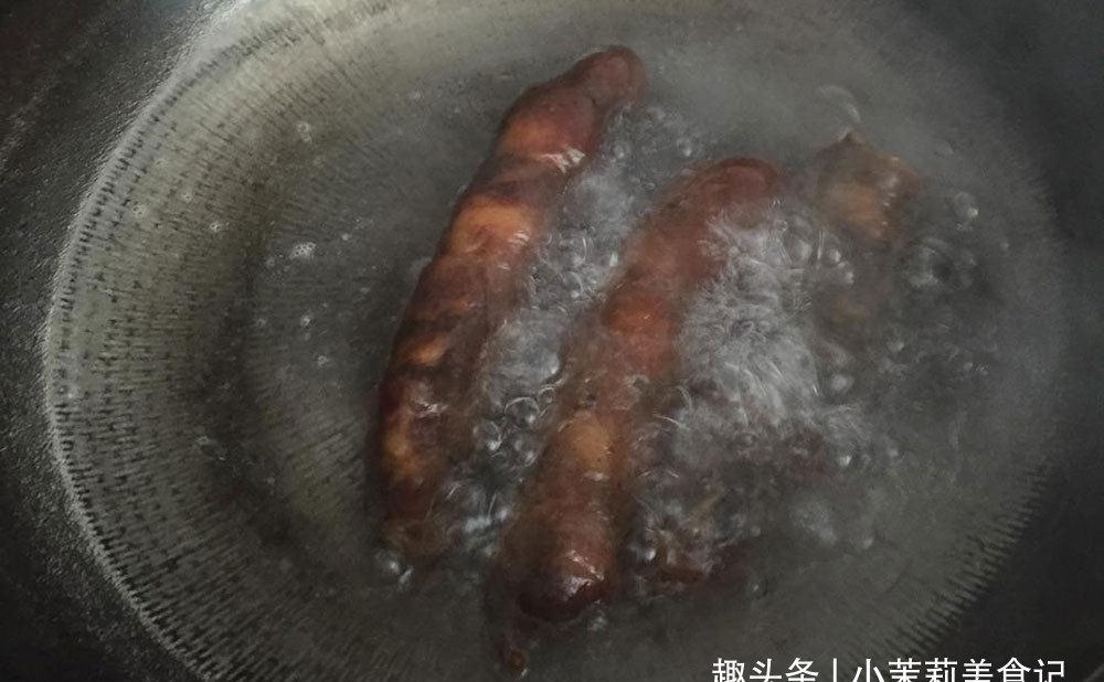 炒腊肠，直接下锅炒不好吃，大厨：多加1步，腊肠香味醇厚口感好