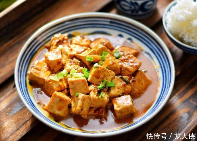 简单|家常豆腐这样简单下锅，味道鲜嫩爽滑，搭配川味调料酱，超级下饭