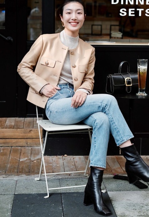 穿搭 今年“九分裤+裸靴”火了,显高显瘦又有气场,时髦保暖还日常