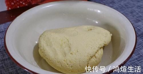 玉米面|玉米面倒进滚烫的牛奶里,一周吃7次孩子还嫌少,又软又香真解馋