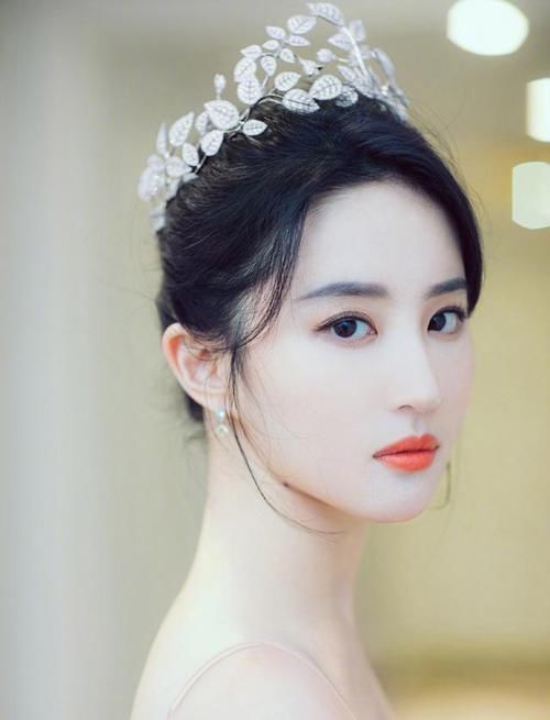 脸上有这3个特征的女生,尽量避开披发散发,露出你的五官更漂亮