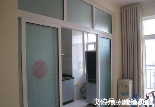 吊轨门|为什么有钱人厨房都不装推拉门头次见这种设计，真的太聪明了！