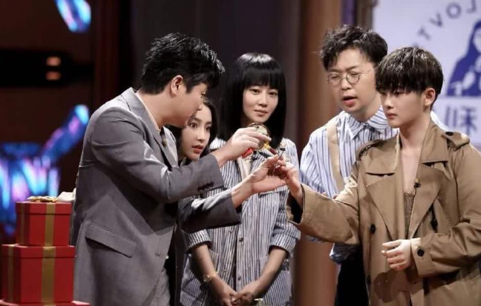 肖战惊喜现身《巧手神探》,看到“出场方式”,baby表情亮了