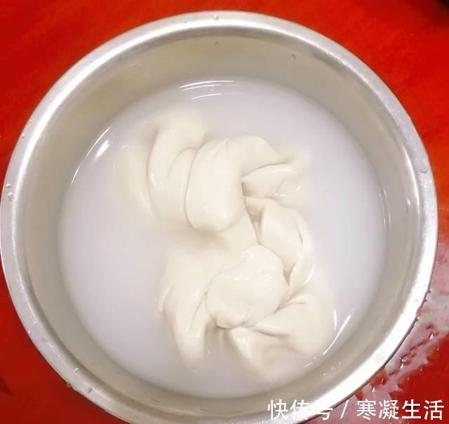 自制凉皮，筋道爽滑，健康无添加第一次制作非常成功，这里有图有详解