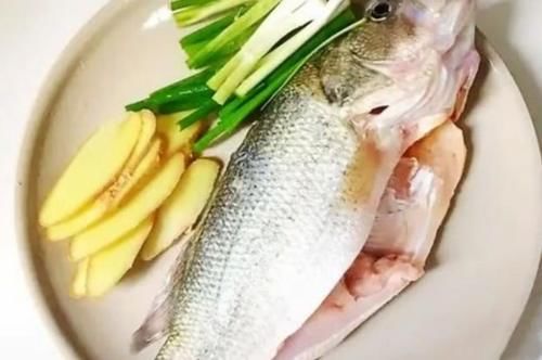 做清蒸鱼，不要弄错蒸鱼时间！分享蒸鱼小窍门，蒸出来特鲜特嫩