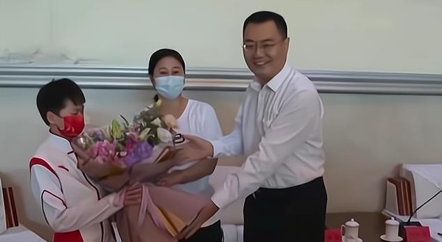 接待|全红婵接待现场“开小差”,和师姐交头接耳,领导在一旁正襟危坐