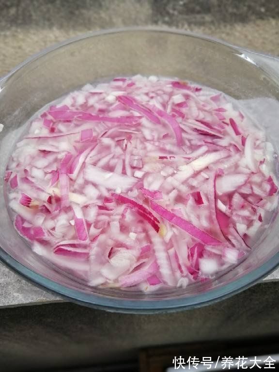 养花总得沾点"灰",花卉健康长势好,这下捡到宝了