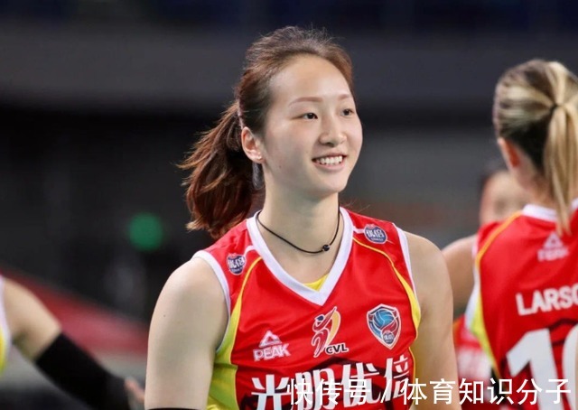 主攻|1米8女排黑马主攻突围!意外成李盈莹最佳搭档,主攻人选大变动