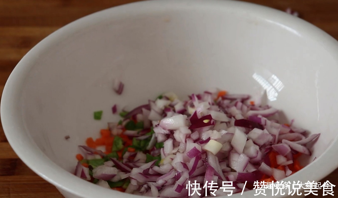 分享一种洋葱做法，我家一周做5次，不油炸不用炒，比吃肉还香