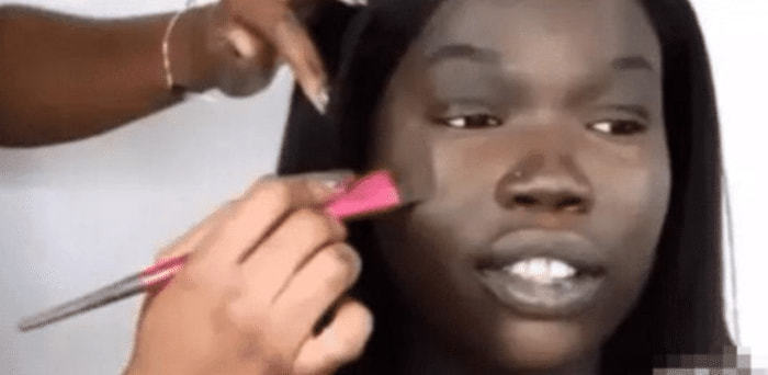 皮肤 黑人变白会有多难?非洲女子在脸上涂了50层粉底,网友近一看懵了