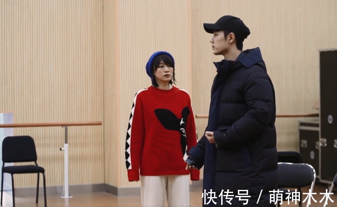 肖战|《如梦之梦》排练花絮曝光，肖战热心为同事拍背，认真学抱娃姿势