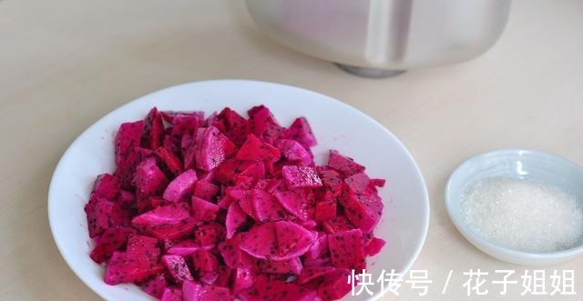 外面一瓶10几块的火龙果酱,自己在家做。美味健康无添加!