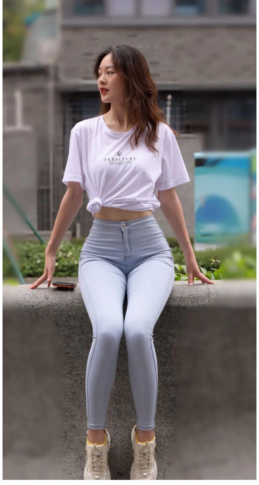 紧身裤|紧身牛仔裤搭配白T真显活力，让小姐姐充满了少女感