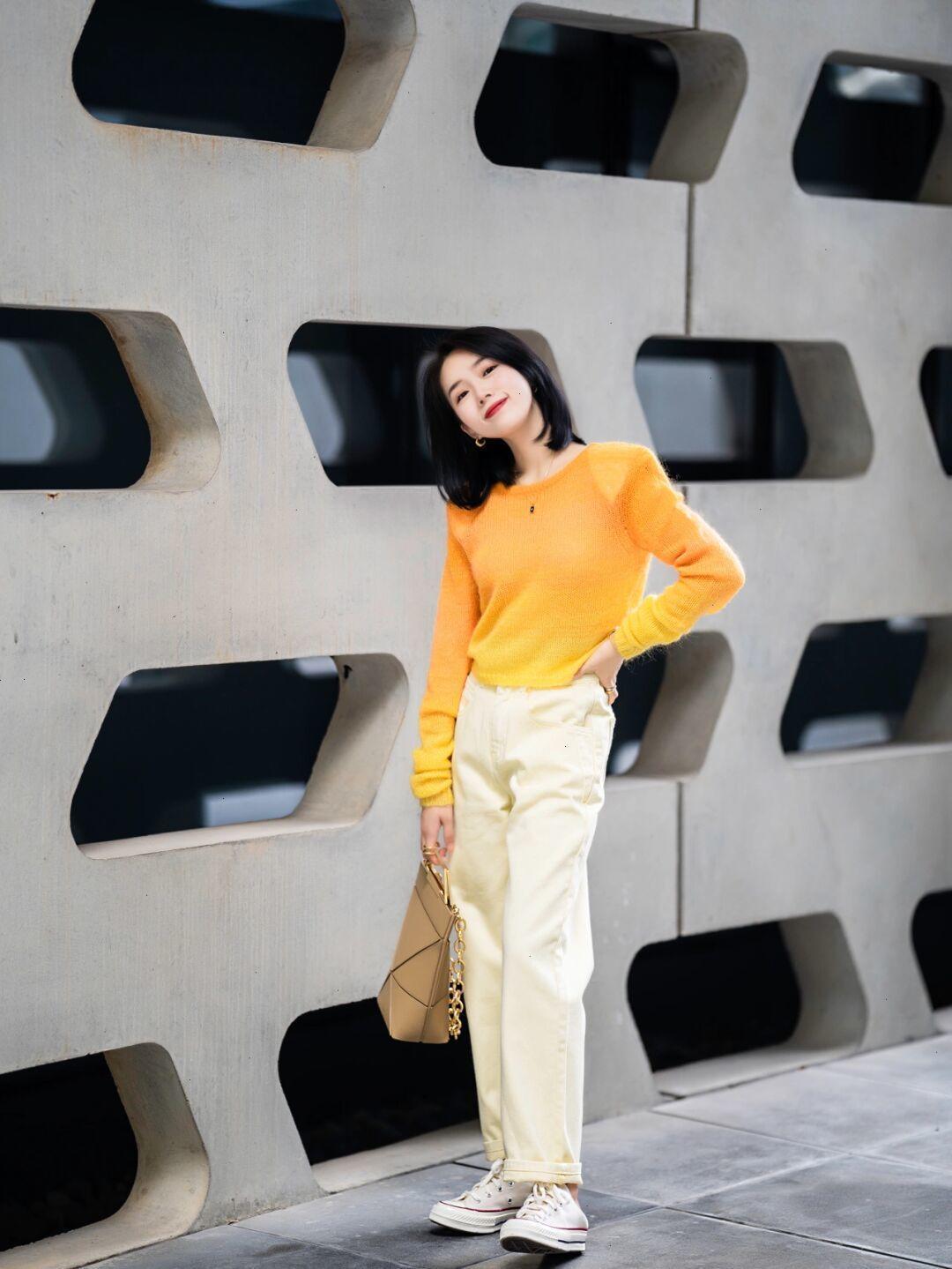 穿搭|秋冬就像一个调色盘,怎么好看怎么穿,绿色毛衣+红色打底衫,复古又时髦!