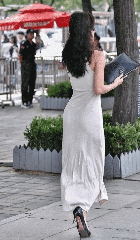 展示自己|街拍这个天气,总有一件简单的裙子能够如得了你的眼吧