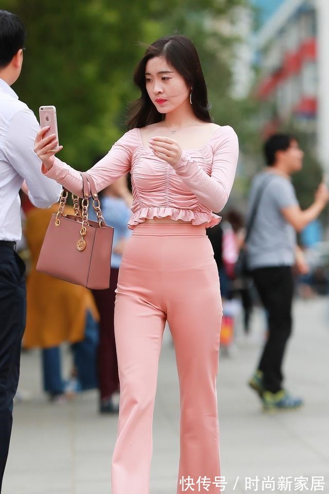 打底裤 粉红褶皱长袖长衫搭配粉红阔脚长宽松打底裤,美到爆,比较抢眼!