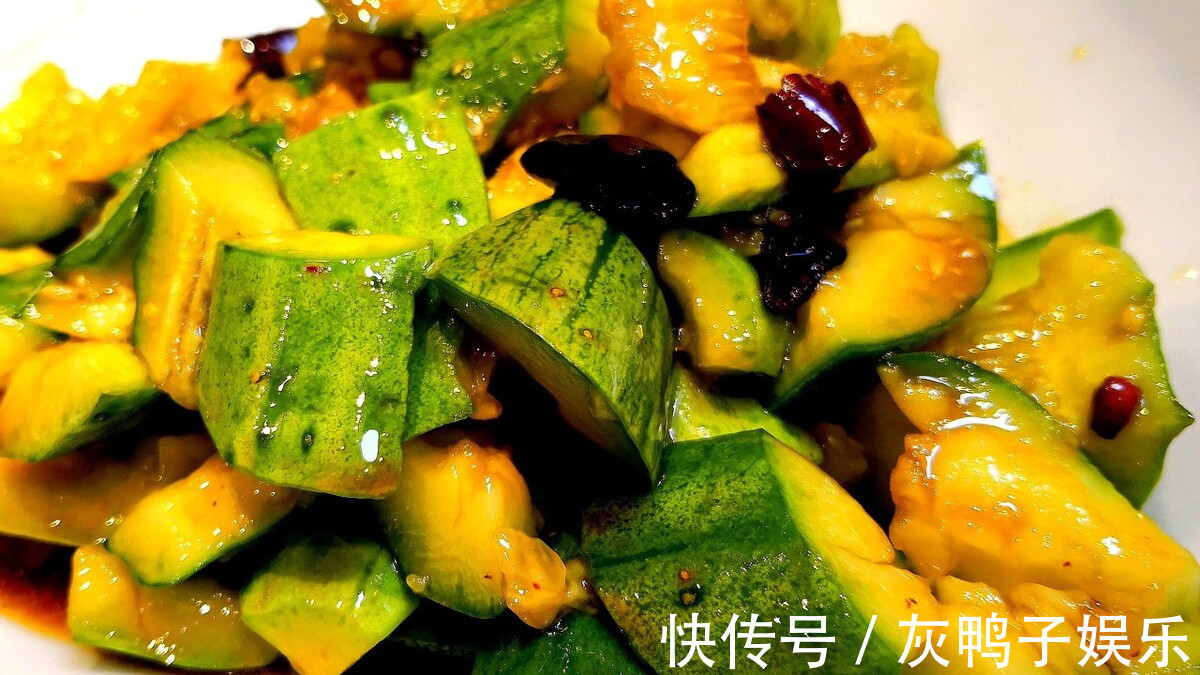 凉拌黄瓜|凉拌黄瓜时，不要直接用盐腌，牢记3技巧，黄瓜脆爽又好吃