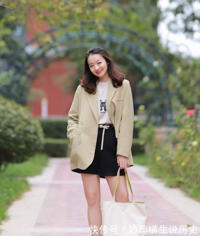 T恤 微胖女生怎么穿才好看西服外套搭配T恤和黑色短裤,显高又显瘦