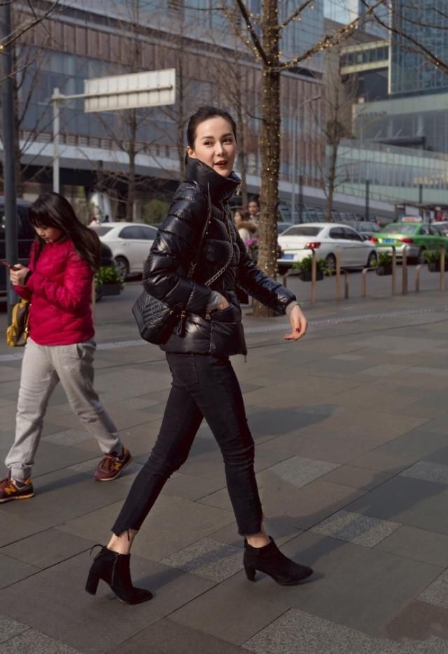 牛仔裤简单却不失时尚设计感，优雅中多了几分青春的时尚气息