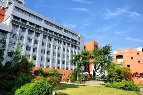 南方科技大学和中国科技大学相比哪个更好？为什么？