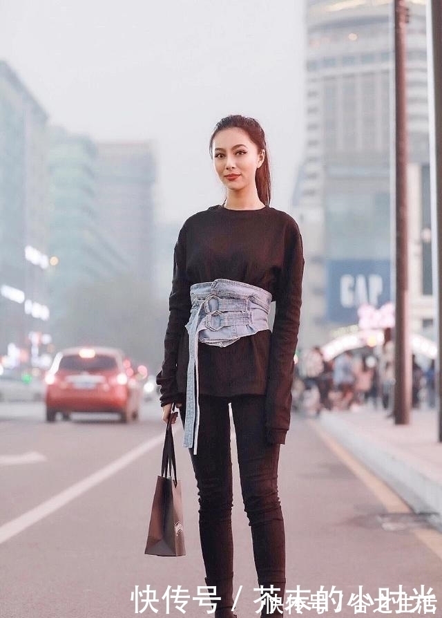 优雅 牛仔裤休闲不失潮流的感觉,整个人看上去非常优雅大方