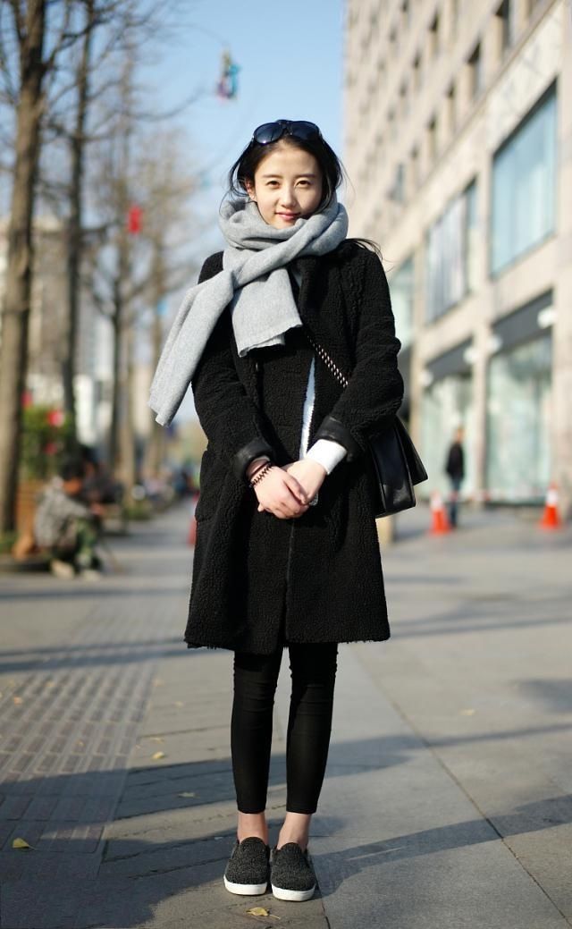 时尚穿搭，美女穿透视的蕾丝针织外套，看起来更加精致