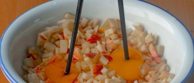 糯米粉里加2个苹果,居然这么好吃,酸甜可口,每次上桌就抢光