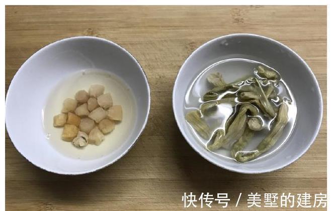 这菜要抓紧吃,再不吃就老了,炒时加入这两物,鲜美到汤都吃精光