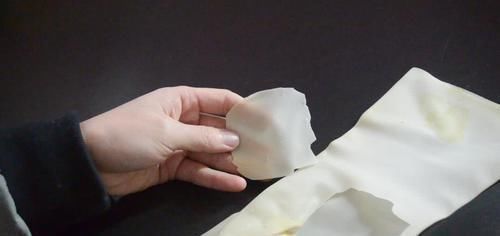 你家有破洞不用的橡胶手套吗 这个用途太厉害了, 越早知道越好