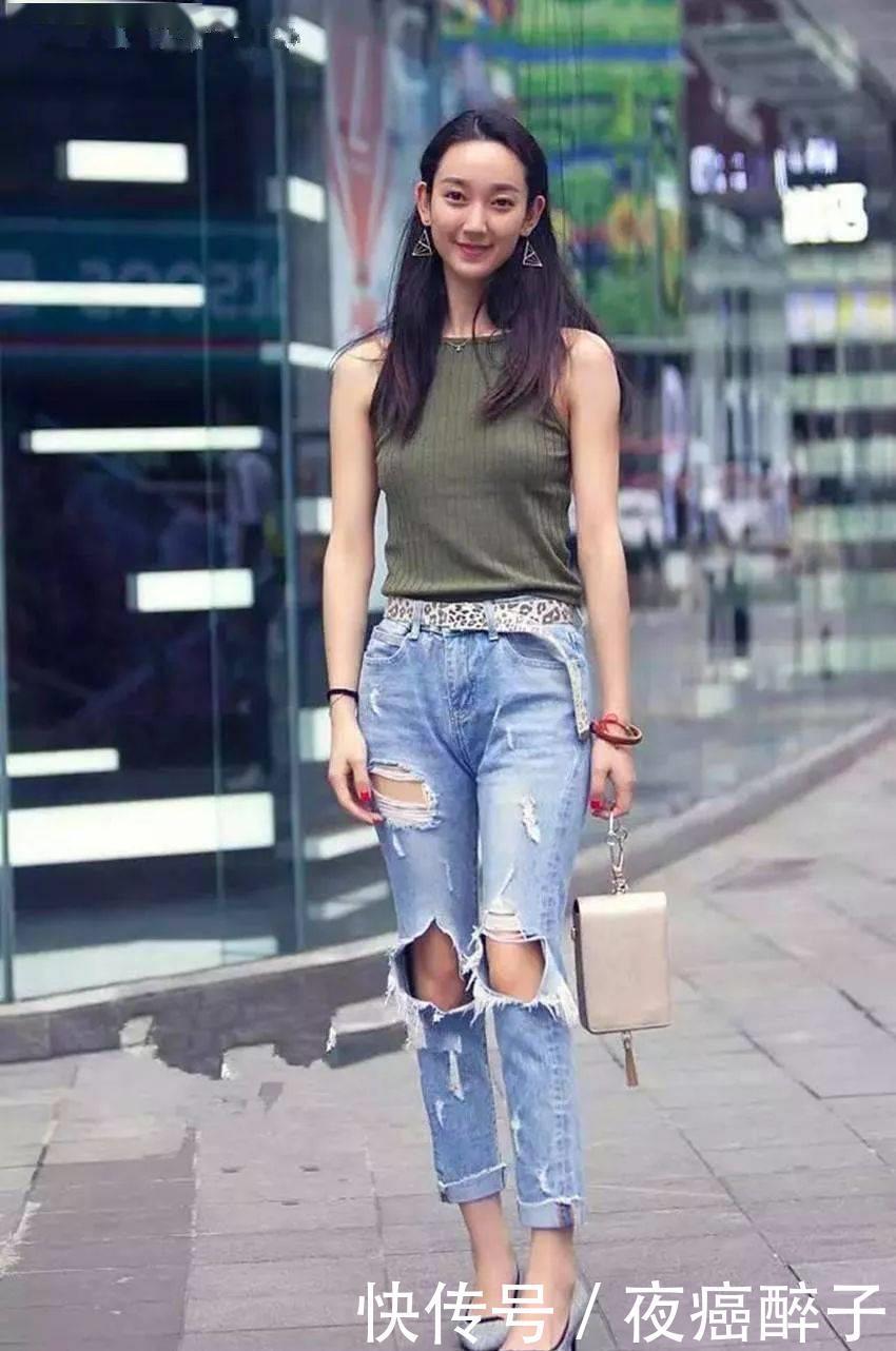 美女脚上搭配一双红色的尖头高跟鞋,走出一种亮丽的姿态