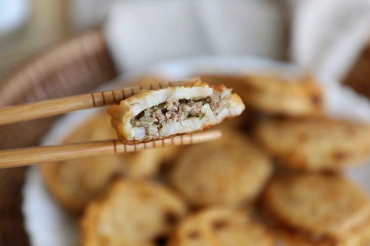 家常炸藕盒，外酥里嫩，咬一口就爱上的味道，大人孩子都爱吃