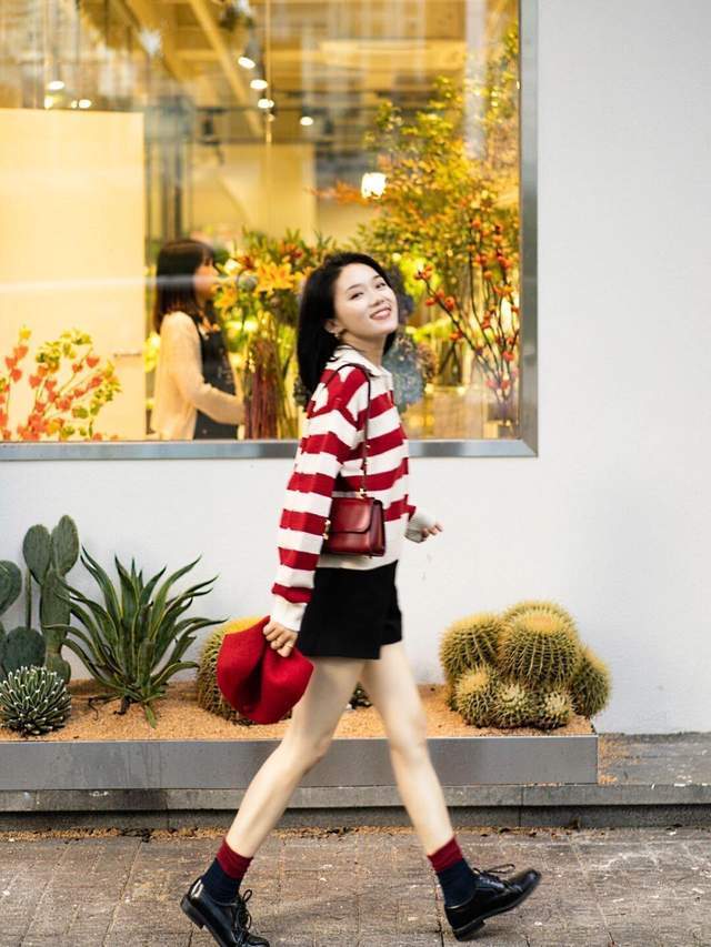 毛衣|秋冬想要穿出韩系风,试一试毛衣外套+皮短裤,时尚又不失性感