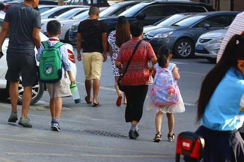 汉堡|吃一次相当于10块橡皮擦,父母竟还不知情,难怪孩子发育缓慢个矮