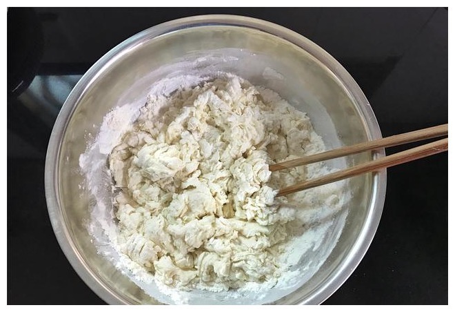 葱油饼好吃有诀窍，层层酥脆，做法简单，2分钟烙一张，百吃不厌