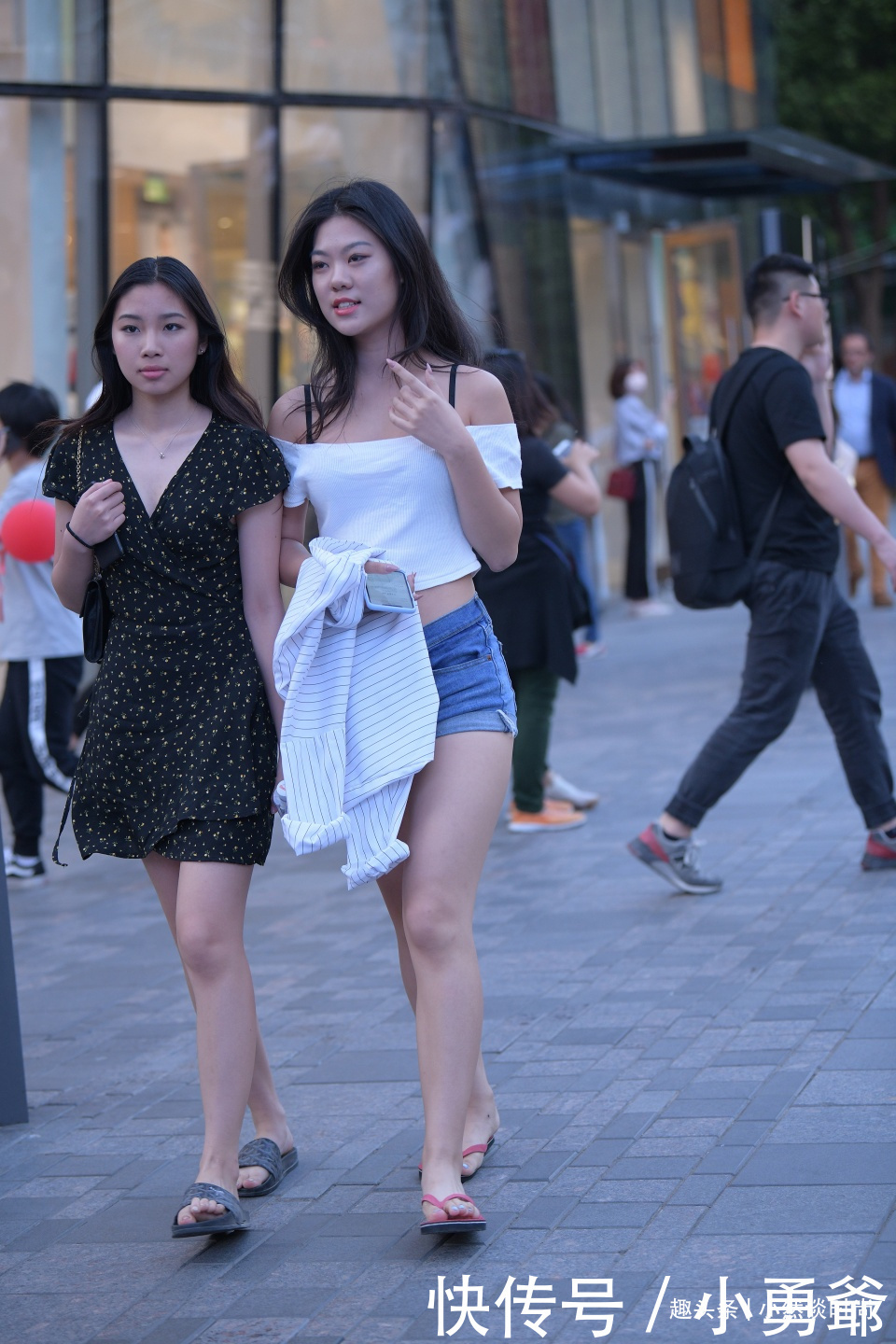 小姐姐参加粉丝聚会,白色套装清爽宜人,10厘米粉色拖拉板鞋抢眼