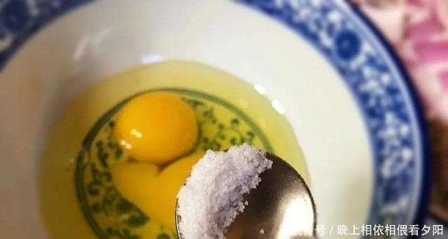 阳春三月，一把菠菜2颗蛋，半碗面粉做早餐，同时也是减脂晚餐