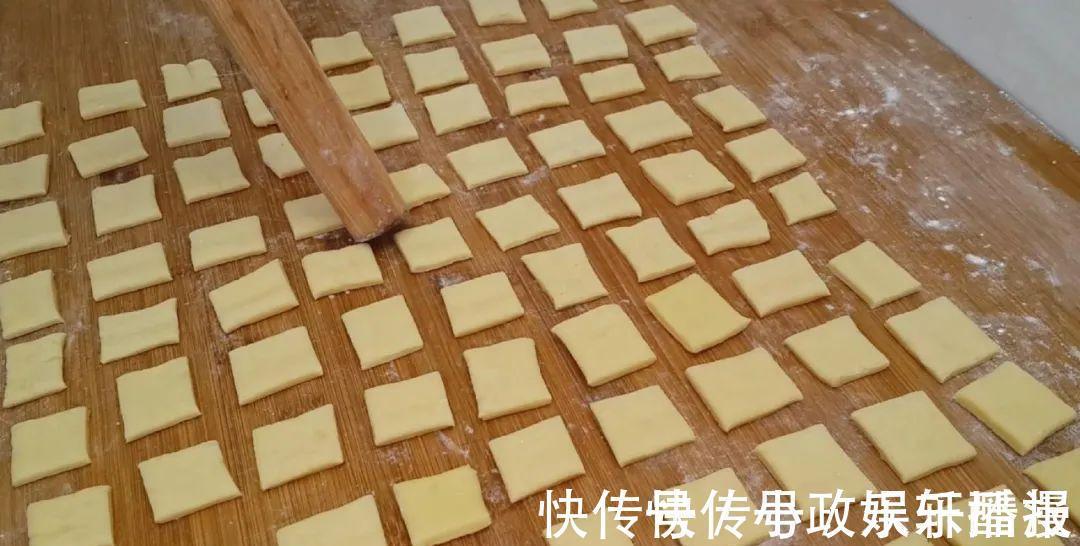 3个鸡蛋,1斤面粉,大刀一切,松软香甜不刷油,我家一周吃五次