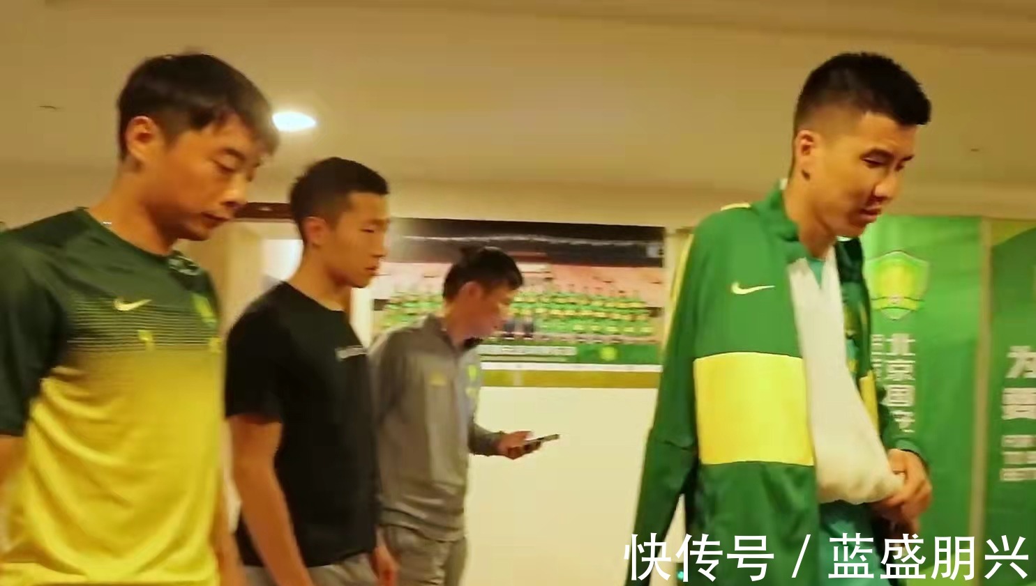 右后卫|国足本月踢日本!主力右后卫伤缺,谁来替王刚张琳芃打右路吗!
