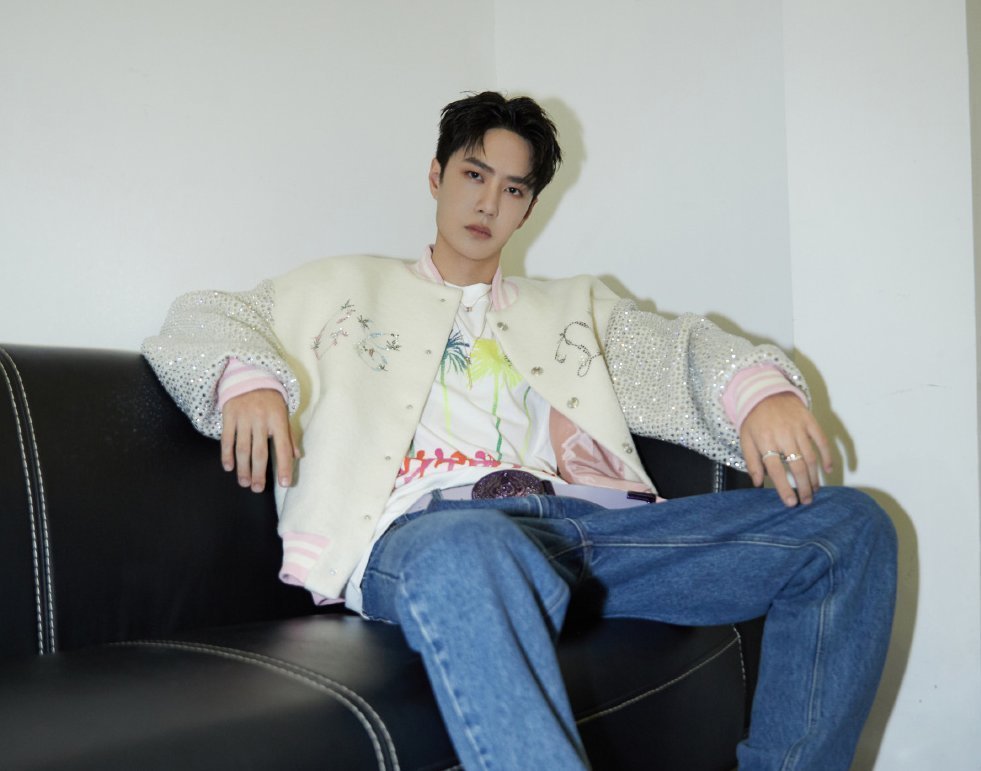 王一博与品牌老总视频,隔空飙戏毫无破绽,手动滑屏暴露一切