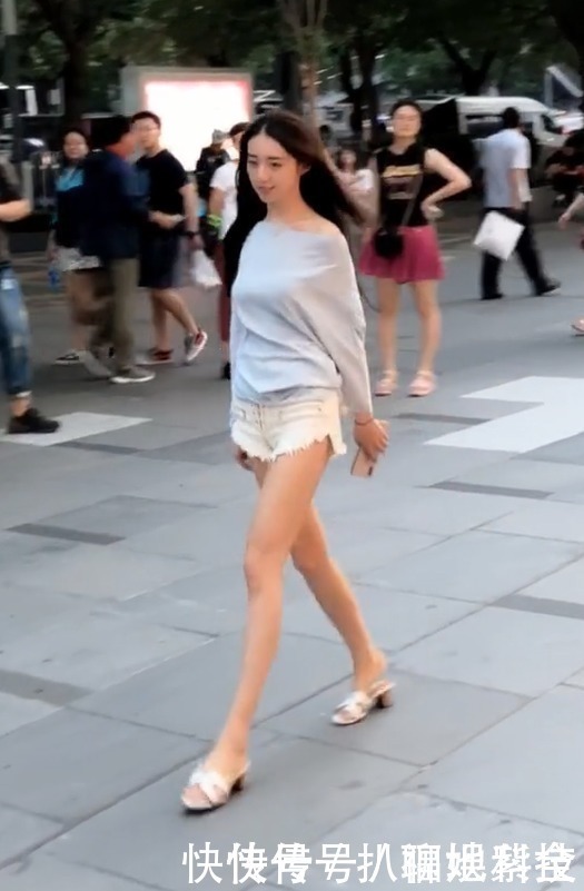 在街上能看到这样美丽的小姐姐,也是一种幸福吧