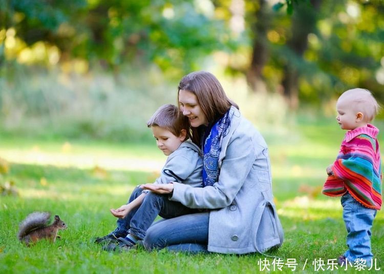 理解|宝宝的4种行为让妈妈很“苦恼”,背后却满含爱意,妈妈却不理解