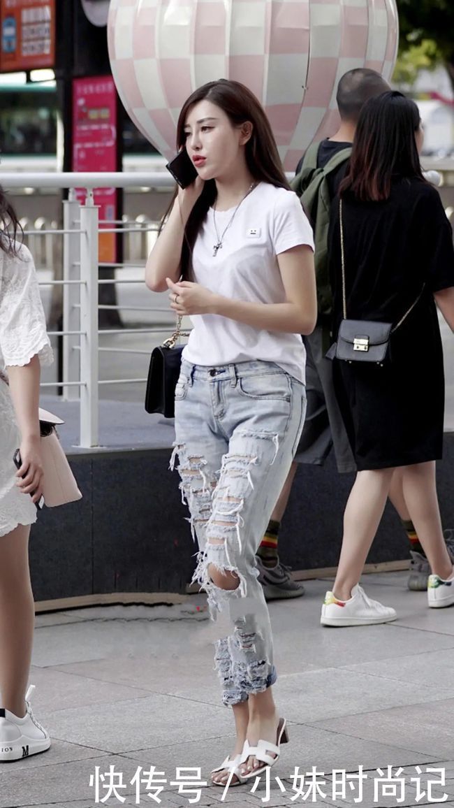 白色体恤+另类破腿牛仔裤,显高显瘦,个性十足!