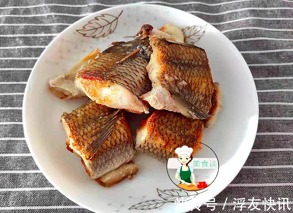 煎鱼时,下锅前多做这两个步骤,鱼肉不散、不破皮,比刷姜片管用